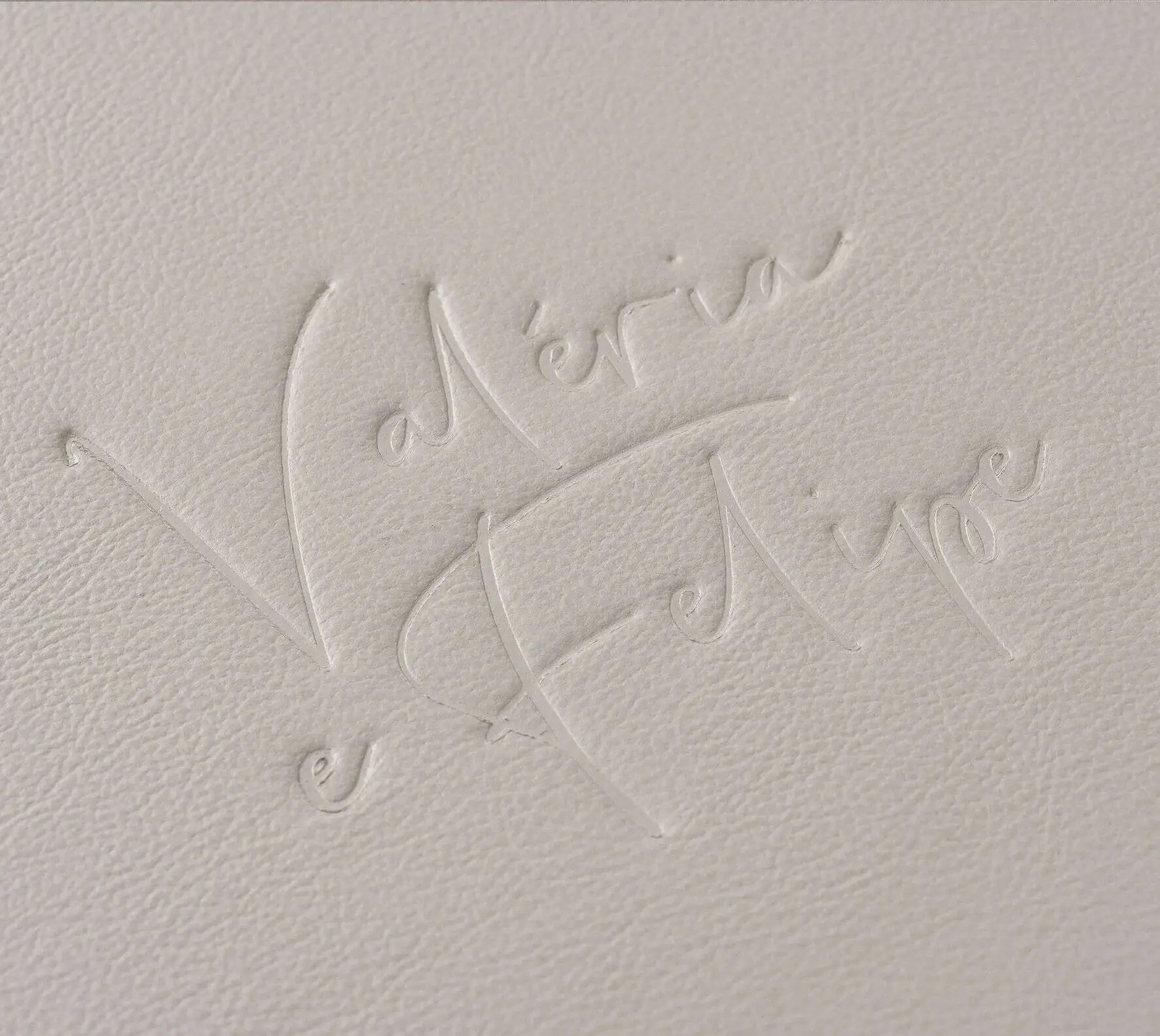 Elegant embossing of "Jérôme" on textured paper for personalized stationery.