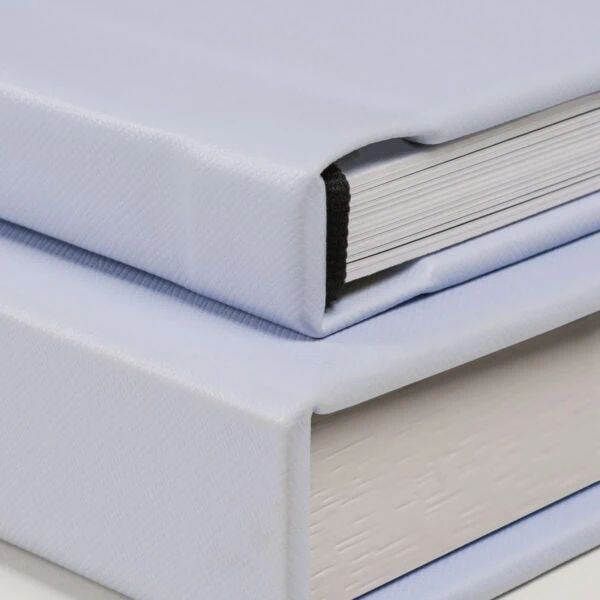 Capa de proteção para livro com acabamento em material branco, ideal para proteção de livros e álbuns fotográficos.