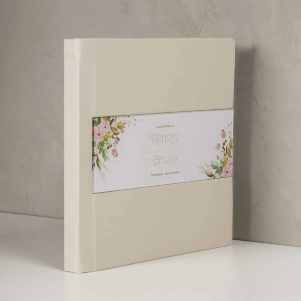 VAQUETA VENEZIA Bíblia personalizada de casamento com nomes e flores decorativas.