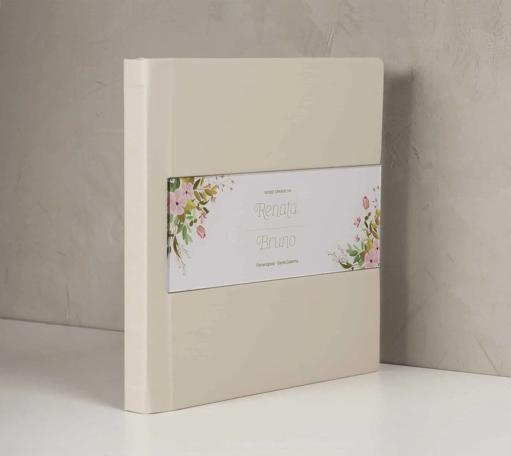 Bíblia personalizada de casamento com nomes e flores decorativas.