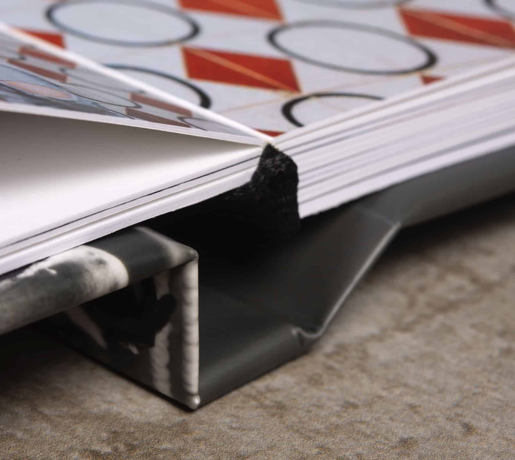Árvore de recortes e montagem de fotos, oficina criativa de scrapbook DIY.