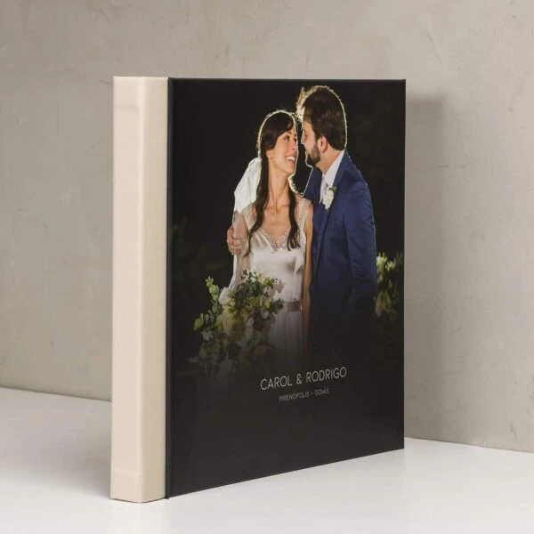 capa foto- Story Casamento em livro fotográfico personalizado com casal sorridente ao lado.