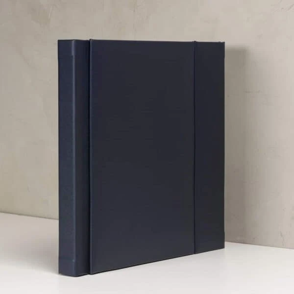 capa imã Árvore de livros preta com capa dura para fotografia de estúdio.