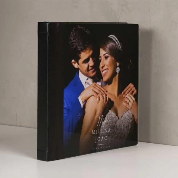 01. Álbum de casamento personalizado com foto de noivos Milena e João, lembrança especial.