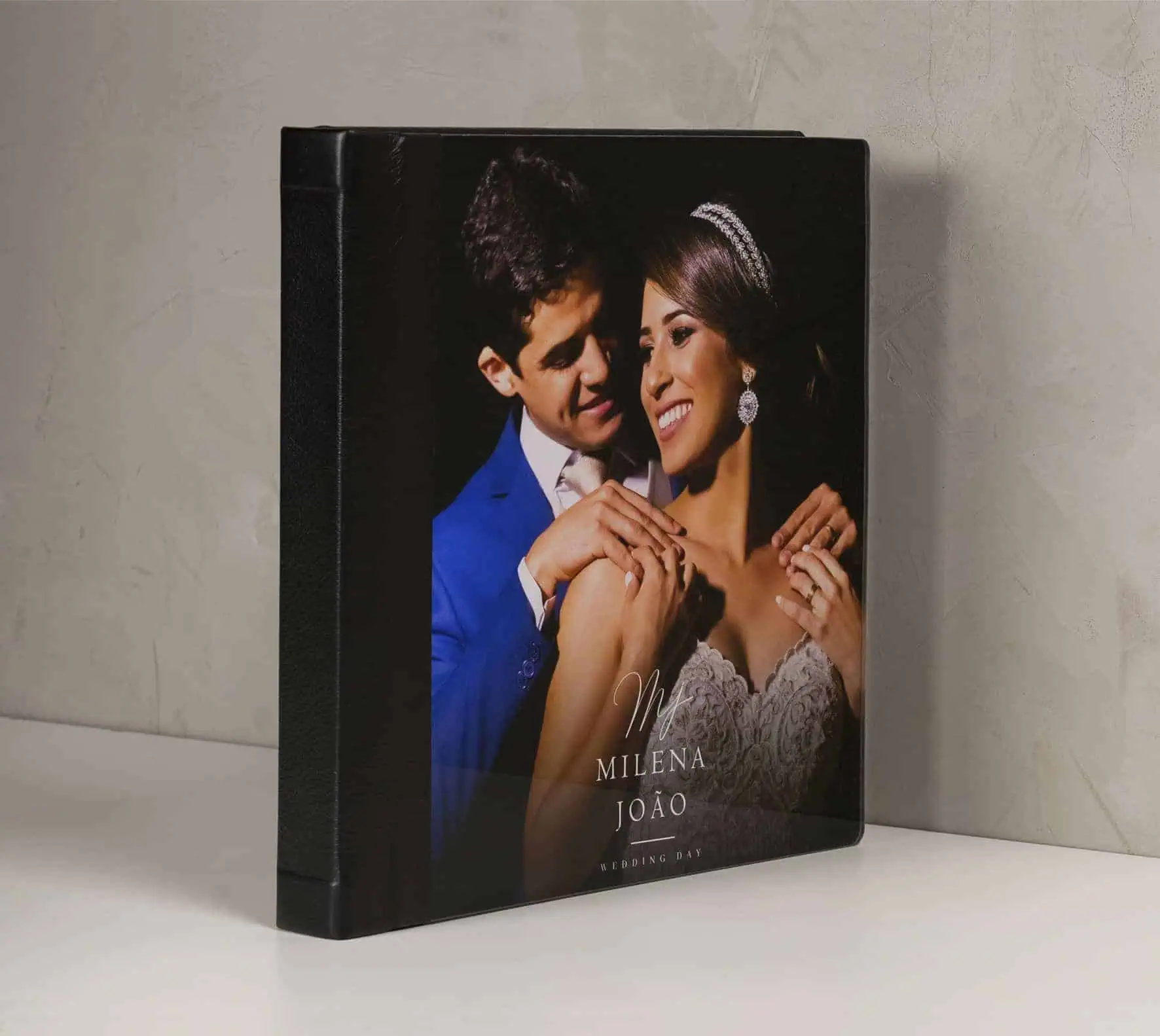 01. Álbum de casamento personalizado com foto de noivos Milena e João, lembrança especial.