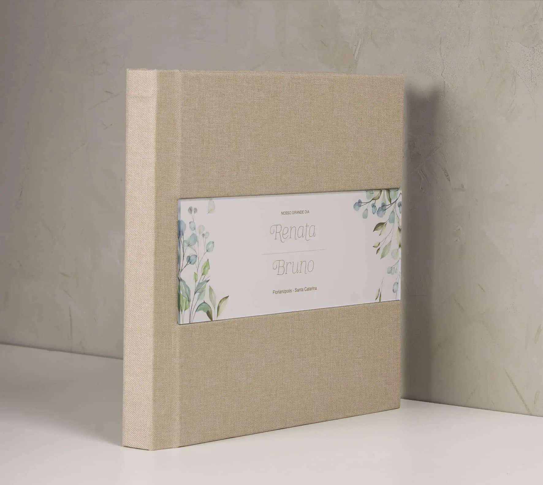 Álbum de fotos personalizado com nome para ocasiões especiais, com design elegante e acabamento de alta qualidade.