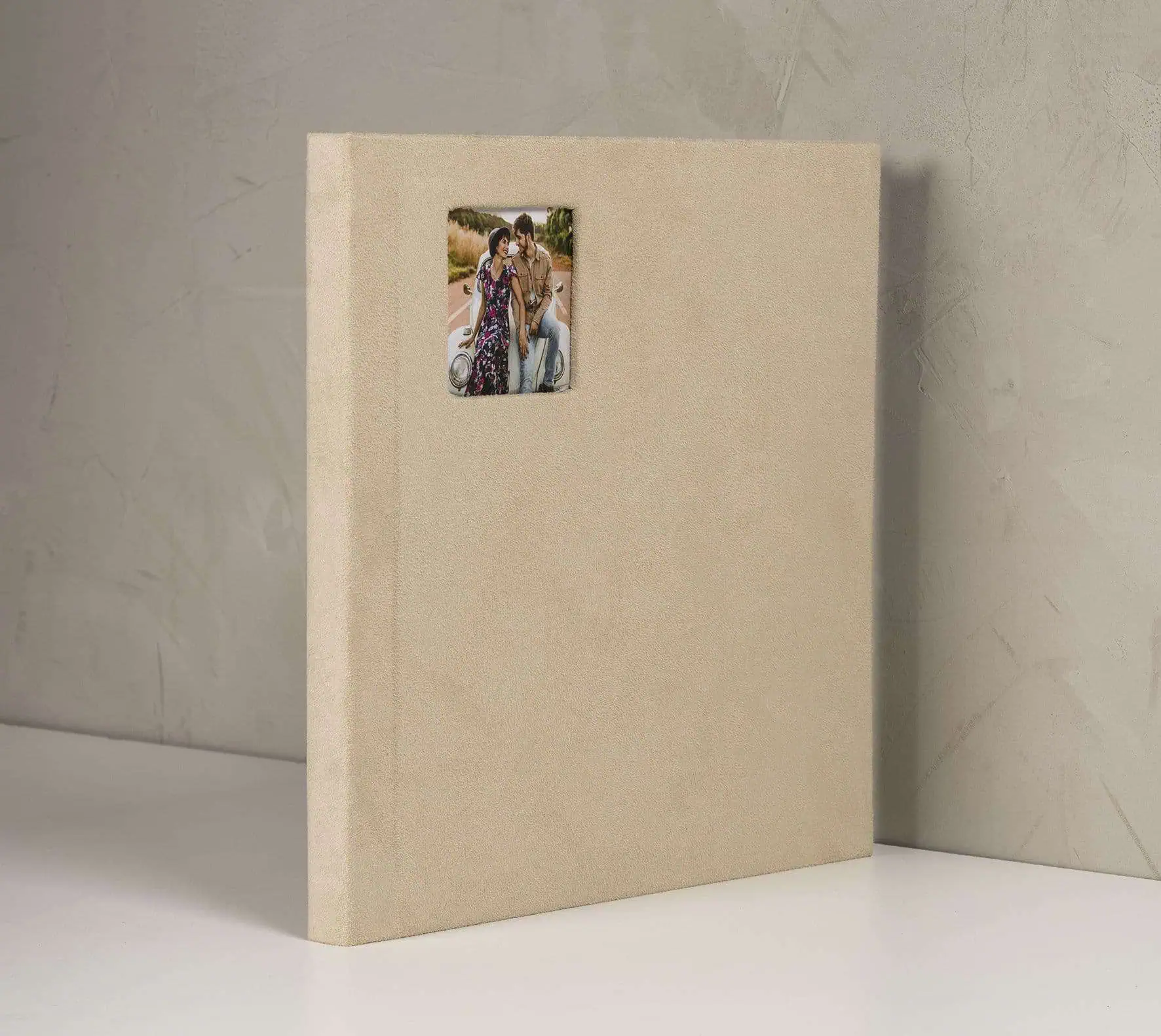 1. Quadro decorativo com foto de casal ao lado de carro vintage em estilo retrô.