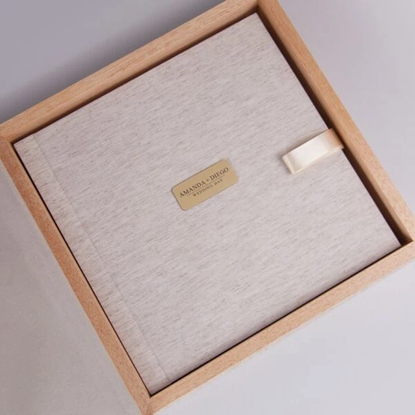CAPA TECIDO EXPRESS 3 Moldura de madeira para fotos com espaço para álbum de casamento personalizado.