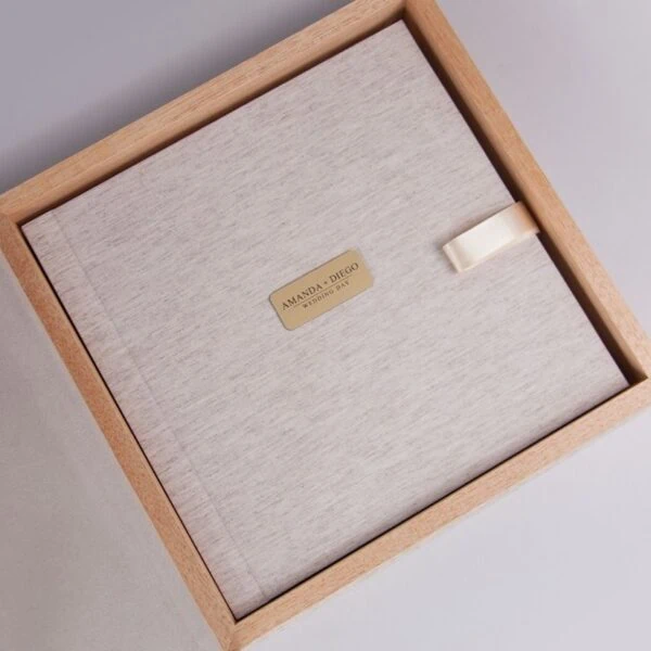 Capa Tecido 1 Elegante álbum de fotos de casamento com capa de tecido e acabamento sofisticado para lembranças especiais.