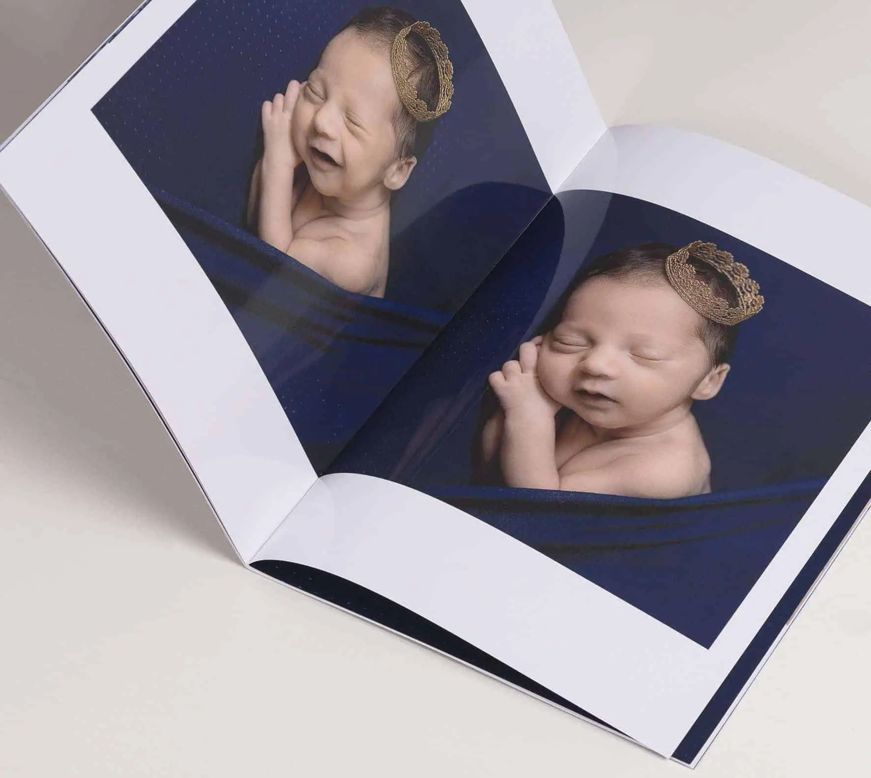 Sorriso de bebê recém-nascido em álbum de fotos de alta qualidade.