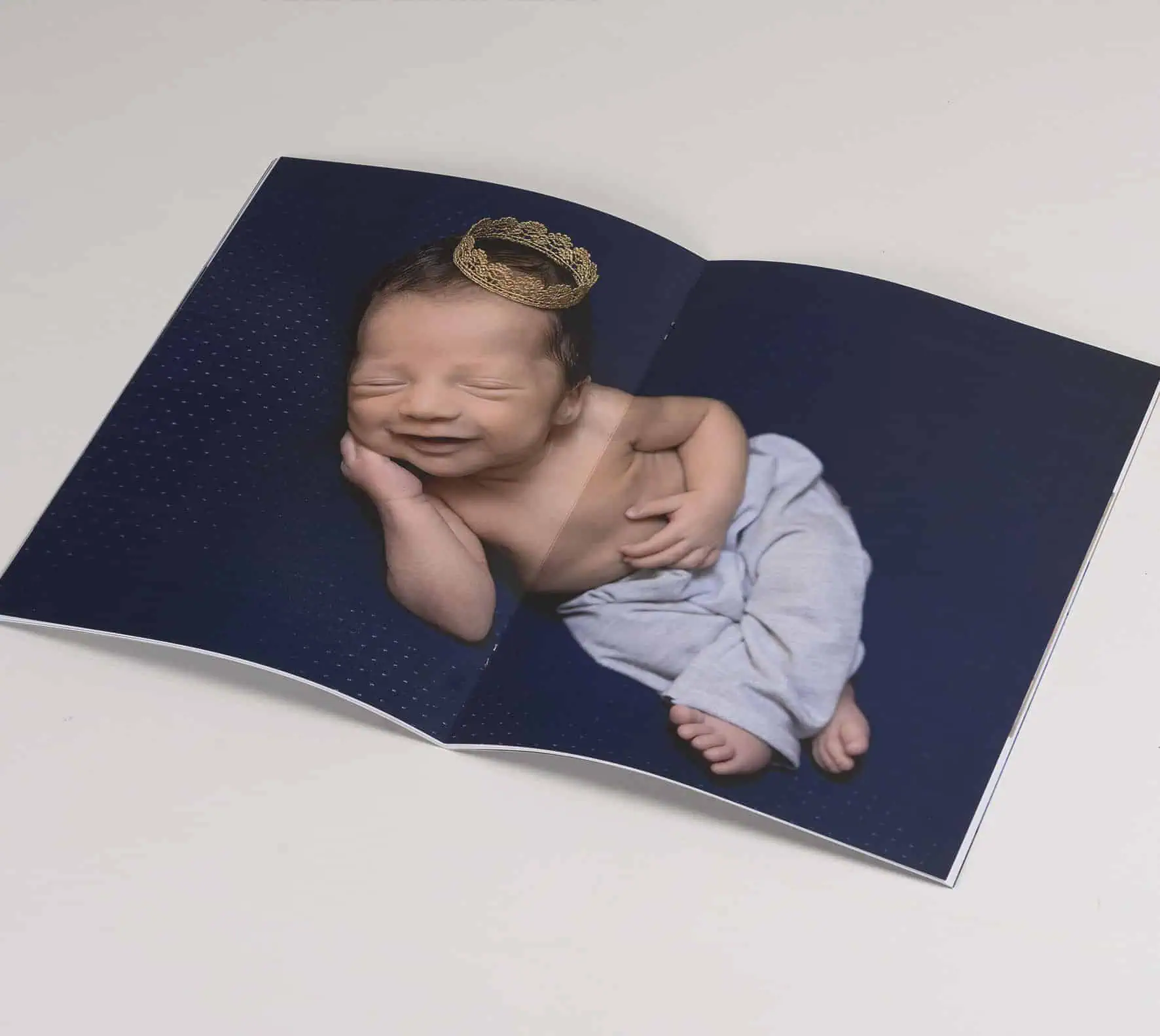 Sonho de bebê com coroa, fotografia infantil para álbum de memórias bonito.