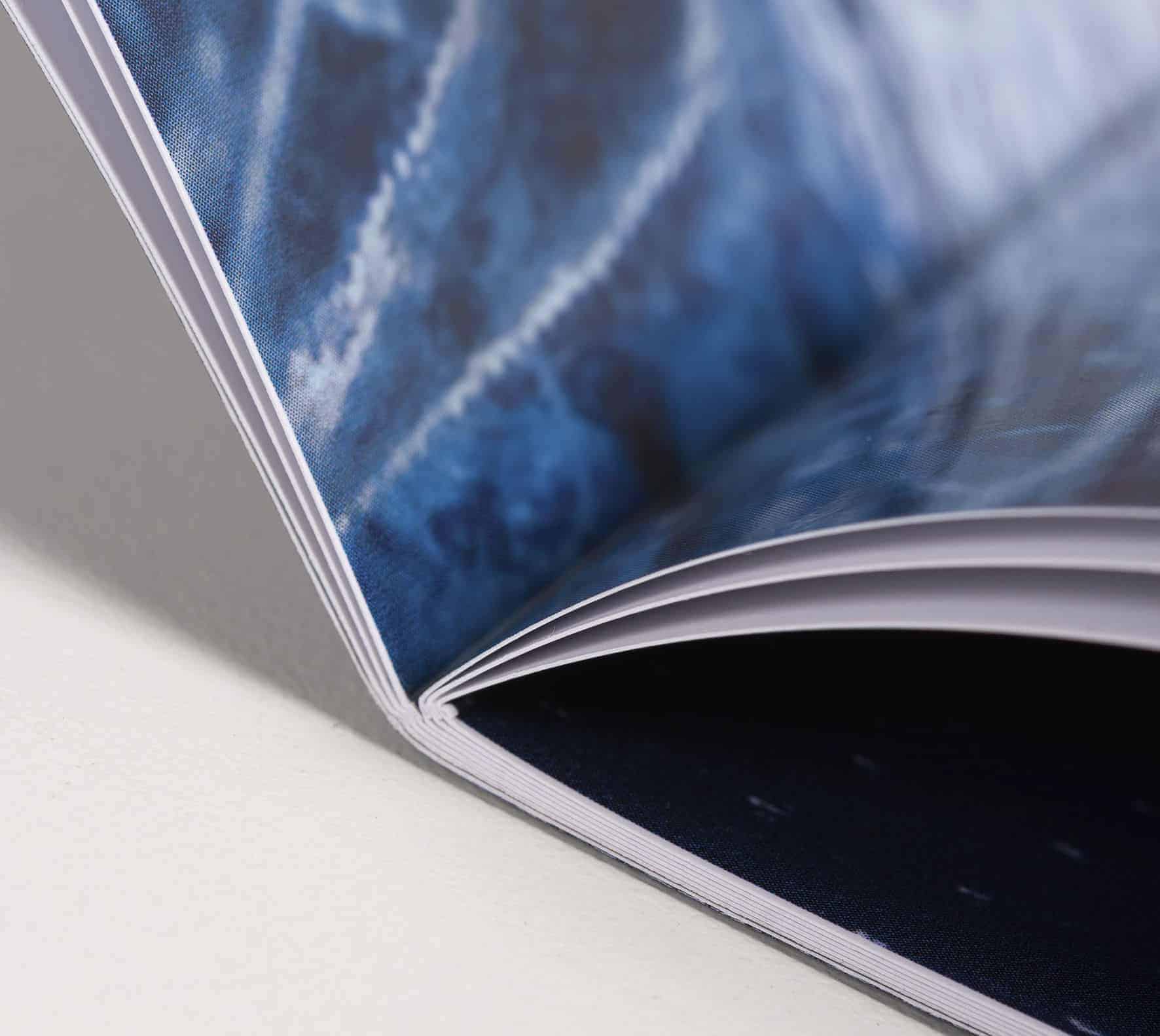 Imagem de um livro fotográfico emclose, com papel brilhante e fotos em alta resolução. Fotografia de alta qualidade para coleção fotográfica.