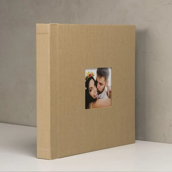 Linda caixa de fotos personalizada com foto de casal apaixonado, ideal para presentes românticos.