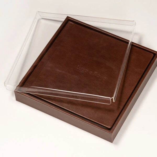 Caixa Acrílica Couro Presente Elegância em álbum de fotos de couro personalizado para coleções especiais.