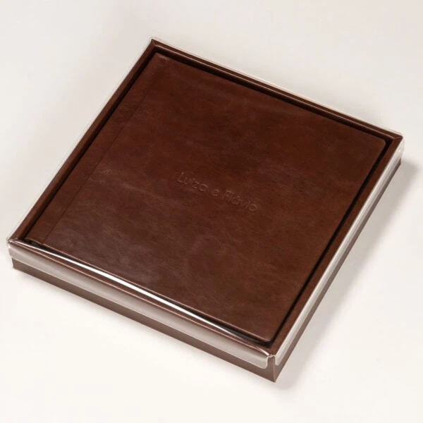 Caixa Acrílica Couro Presente Elegante álbum de fotos em couro marrom para registro de momentos especiais.