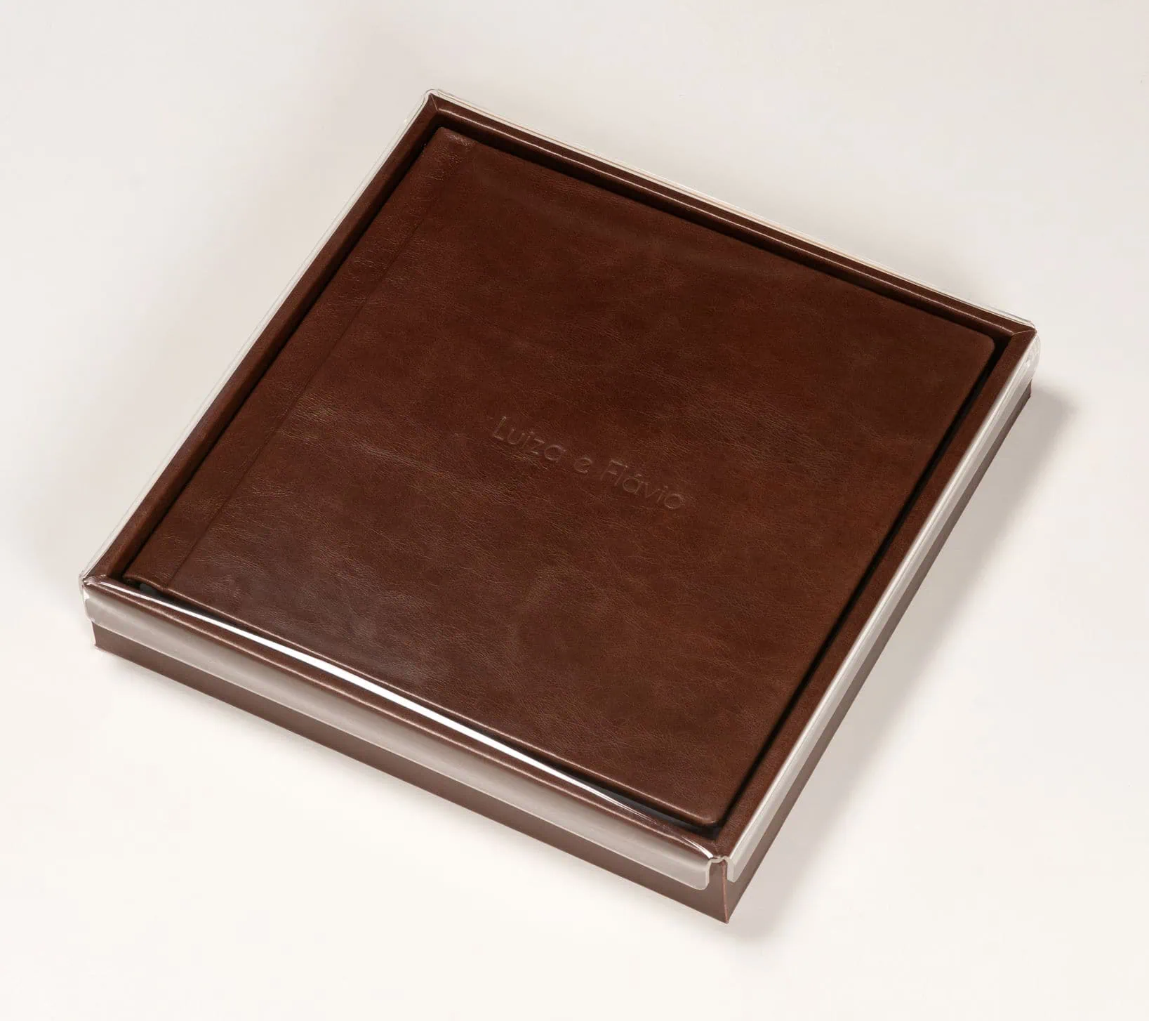Elegante álbum de fotos em couro marrom para registro de momentos especiais.