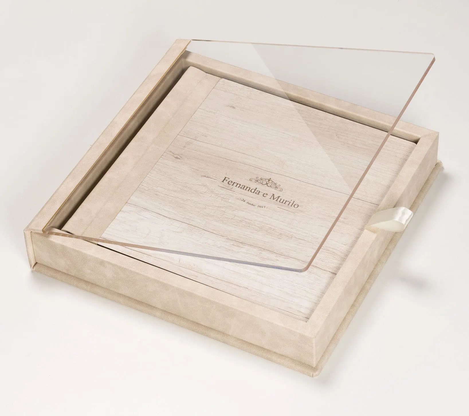 Caixa de vidro personalizada para casamento com nomes e data.