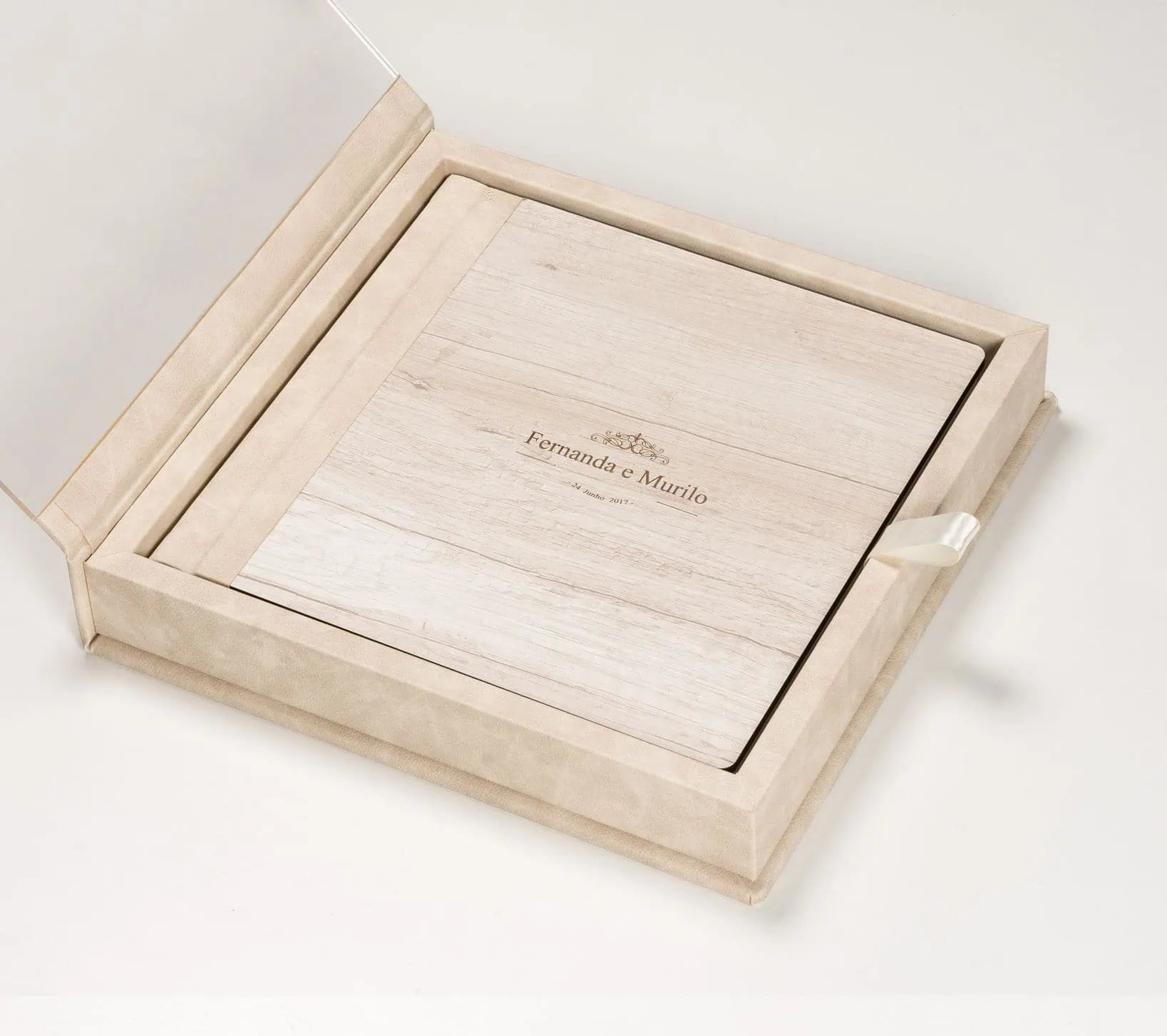 Álbum de casamento personalizado em madeira de alta qualidade.