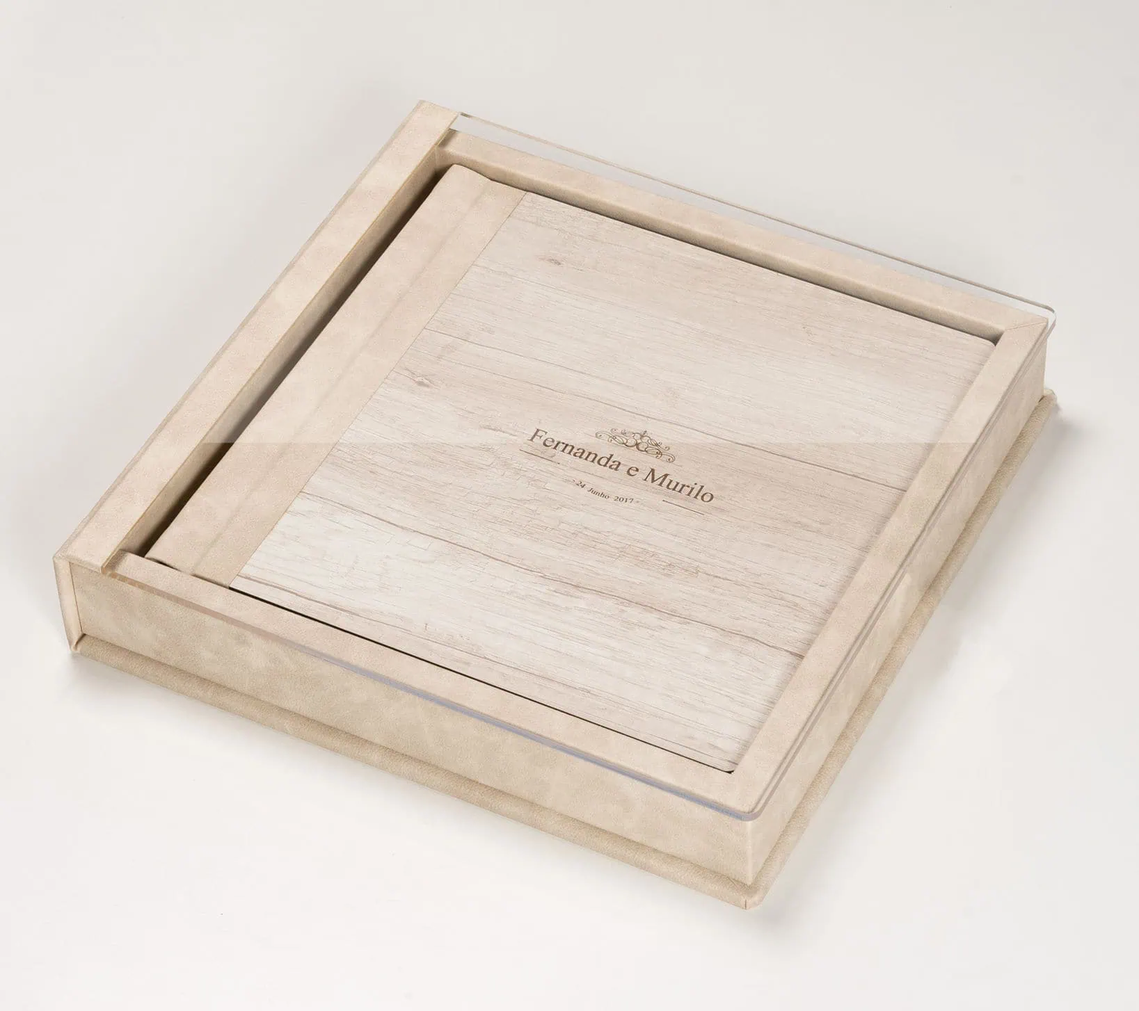 Álbum de casamento em madeira personalizado, ideal para registros de eventos especiais.