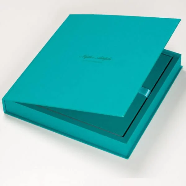 Caixa Clássica c/Aba Capa azul de álbum fotográfico Leica com acabamento elegante.