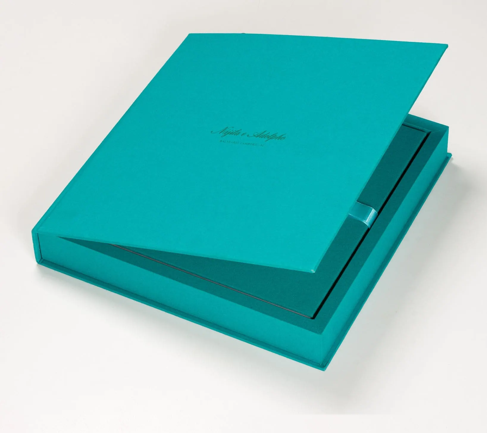 Capa azul de álbum fotográfico Leica com acabamento elegante.
