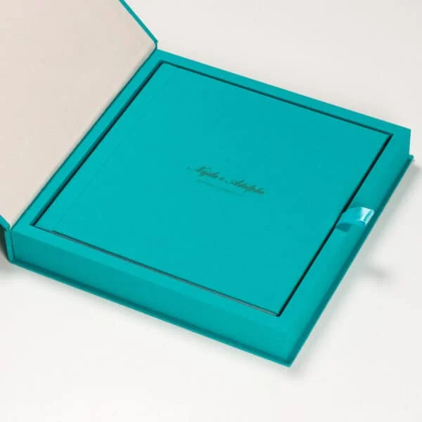 Caixa Clássica c/Aba Álbum de fotos personalizado em embalagem azul com escrita elegante.
