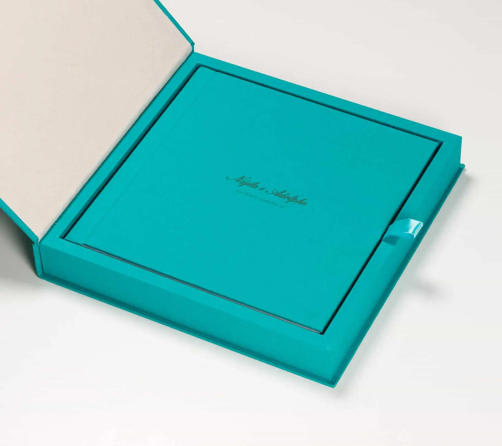 Álbum de fotos personalizado em embalagem azul com escrita elegante.