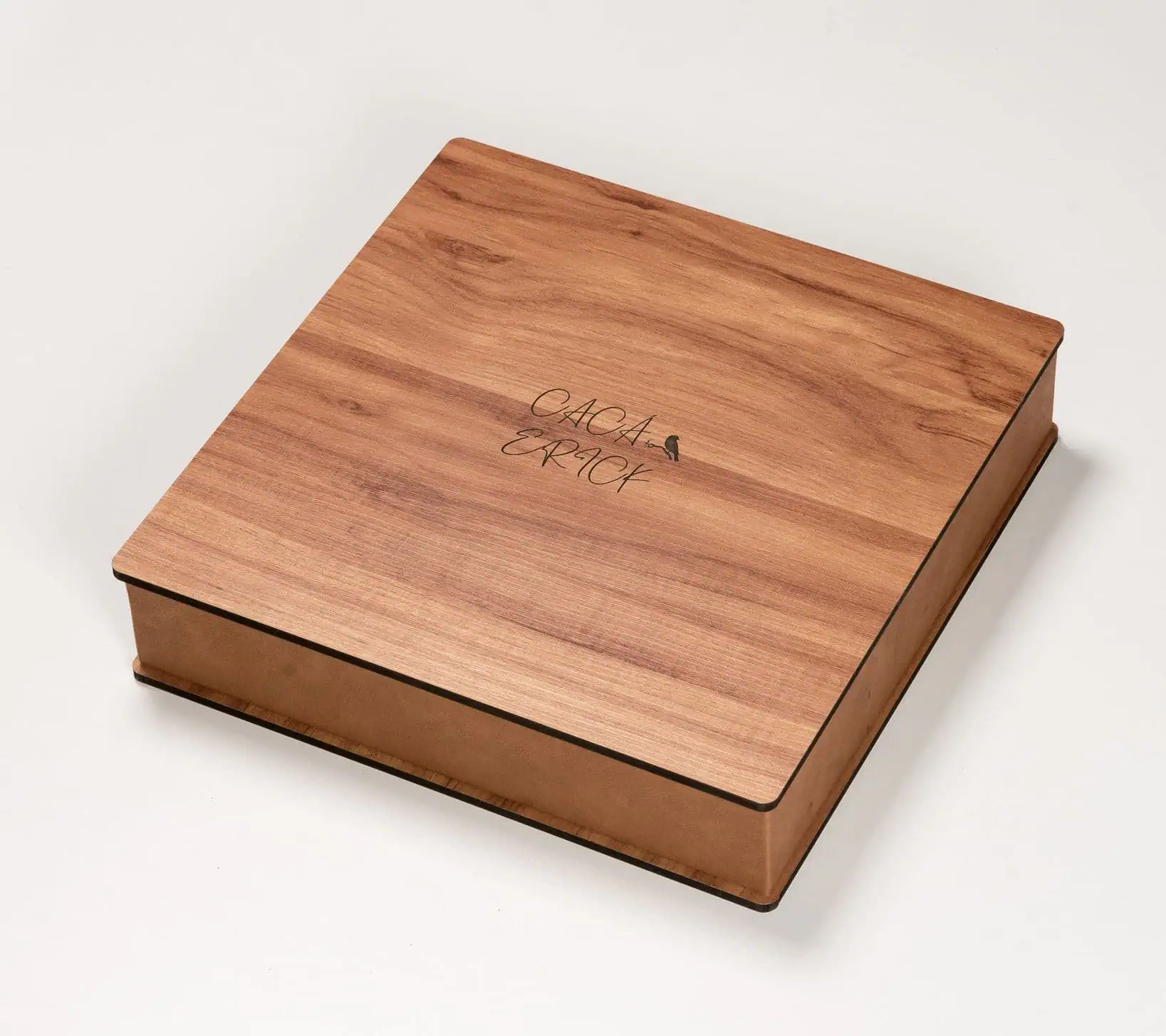 Caixa de madeira personalizada com gravação exclusiva para lembranças e presentes especiais.