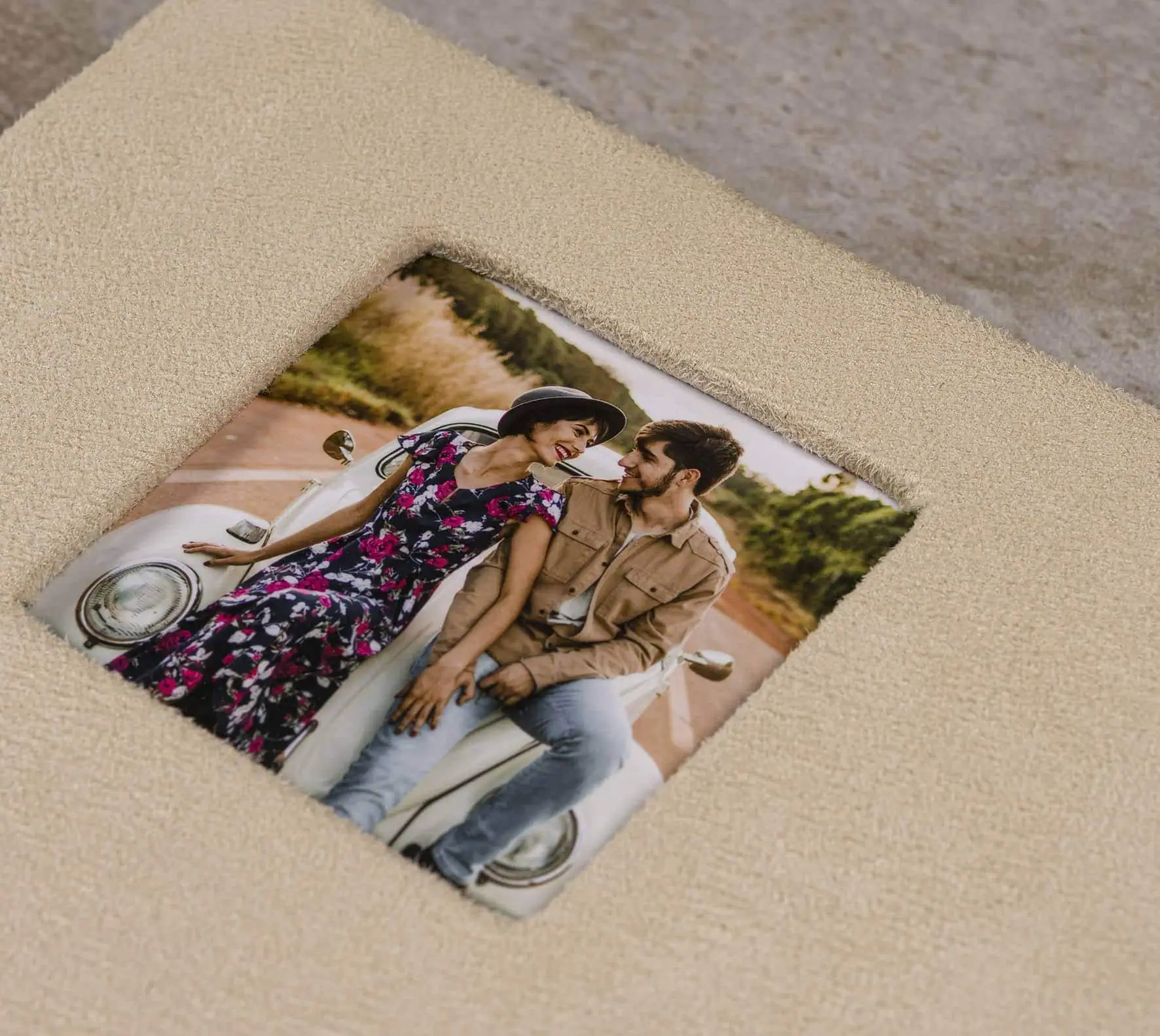 Amor, fotografia romântica, casal sorridente, carro vintage, sessão de fotos ao ar livre.