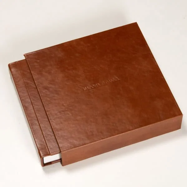 Luva Couro Álbum de fotos personalizado com capa de couro marrom, ideal para registros e memórias especiais.