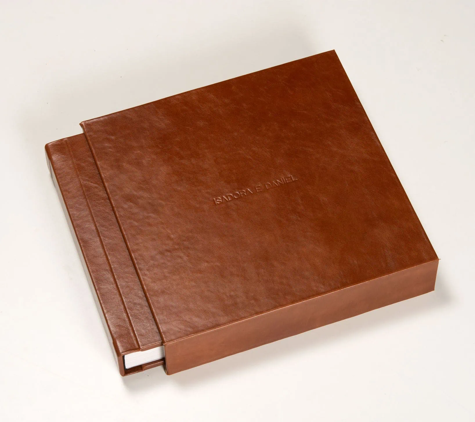 Álbum de fotos personalizado com capa de couro marrom, ideal para registros e memórias especiais.