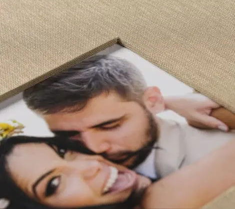 Homem e mulher sorrindo em casal, fotografia espontânea, retrato romântico, foto de casal feliz, fotografia de amor.