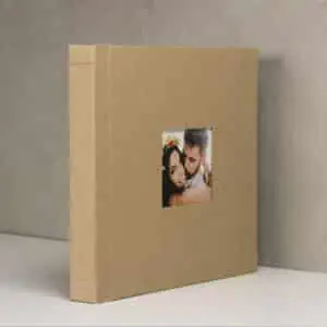 Álbum fotográfico personalizado com capa de tecido para memória especial.
