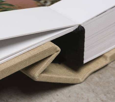 Fotos de álbuns de fotografia com capas de tecido e papel especial, ideal para coleções e álbuns de memórias.