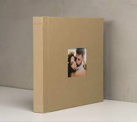 Álbum fotográfico personalizado com capa de tecido para memória especial.