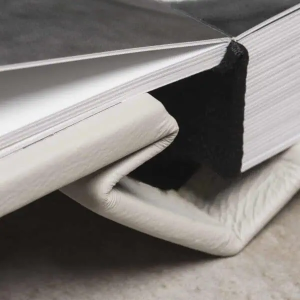 Livros de fotografia com capa de couro e acabamento sofisticado, ideal para colecionadores e fotógrafos profissionais.