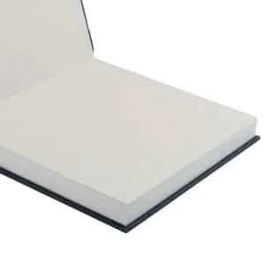 Caderno branco com capa dura para fotografia e escrita.