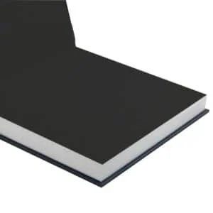 Caderno preto com capa dura para fotografia e escrita.