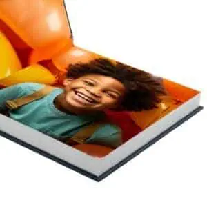 Colorido álbum de fotos infantil com sorriso, balões e diversão.