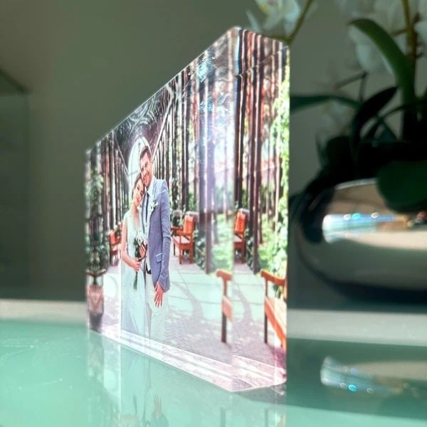 Porta Retrato em Acrílico 2 1. Fotografia impressa em acrílico com imagem de casal na natureza.