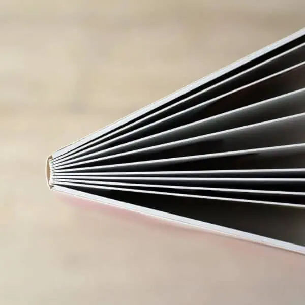 Pocket Book – Encadernado Árvore de páginas de livro, vista lateral, foco nos detalhes do encadernação.