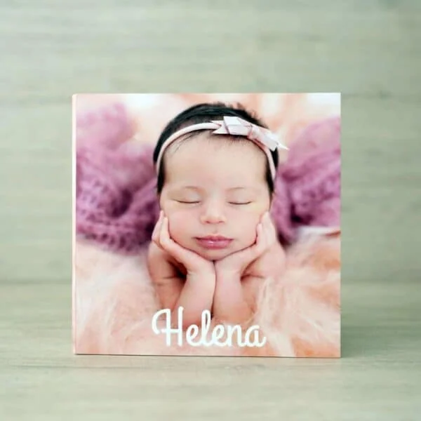 Pocket Book – Encadernado 1. Fotografia de bebê recém-nascido com nome Helena, foto personalizada de maternidade.