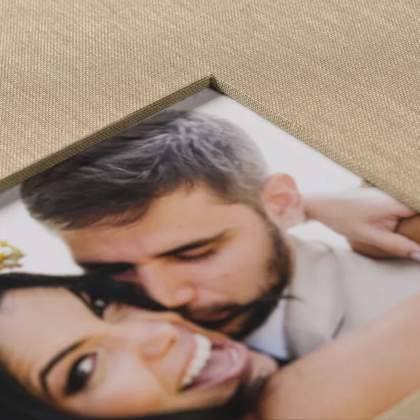 Amor entre casal, foto artística de jovem casal apaixonado, alegria e afeto, momento romântico.
