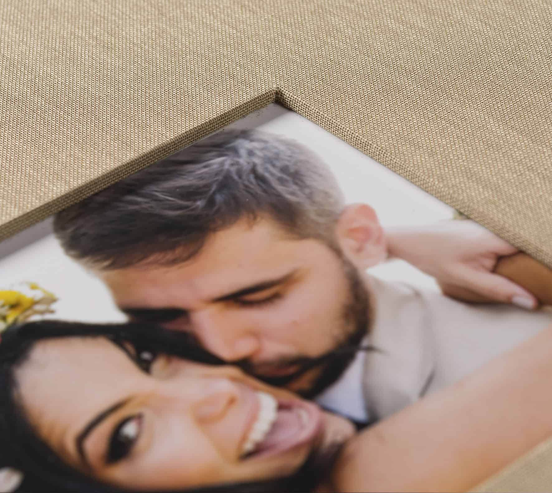 Amor entre casal, foto artística de jovem casal apaixonado, alegria e afeto, momento romântico.
