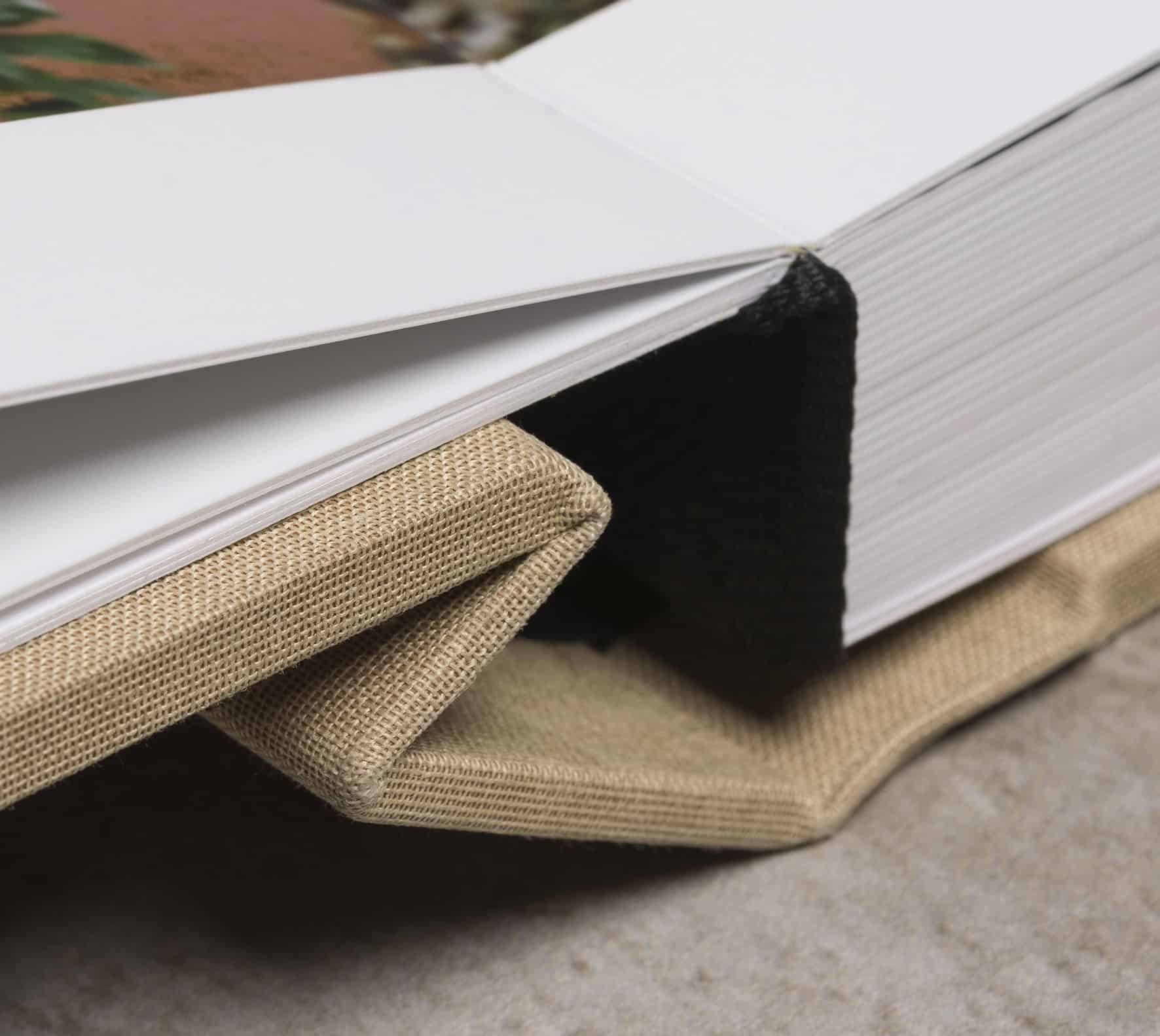 Árvore de livros, coleção de fotoclub com álbuns e livros de fotografia e arte.