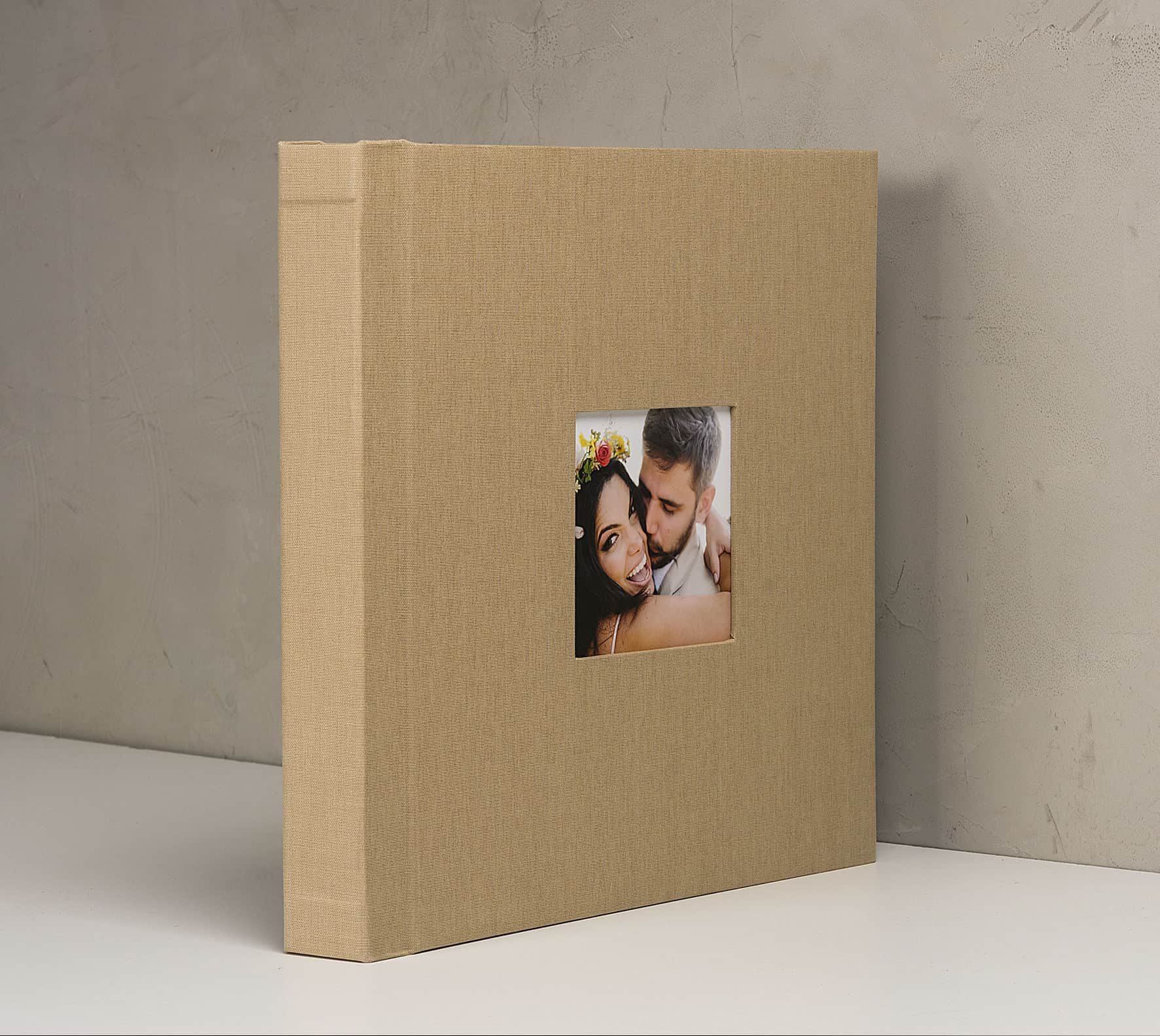 Lembrança fotográfica personalizada em álbum de papel kraft com foto de casal feliz.
