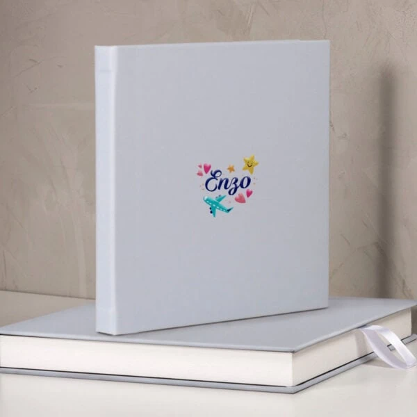 Fofura Água com nome personalizado em álbum de fotos infantil com tema avião, bebê, estrelas e coração.