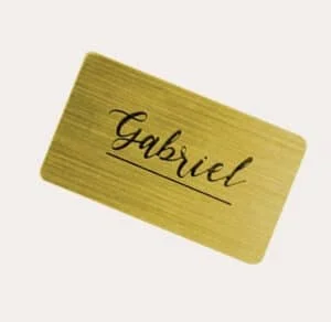 Gaveta de madeira com nome Gabriel escrito à mão, personalize seu espaço de forma criativa e elegante.