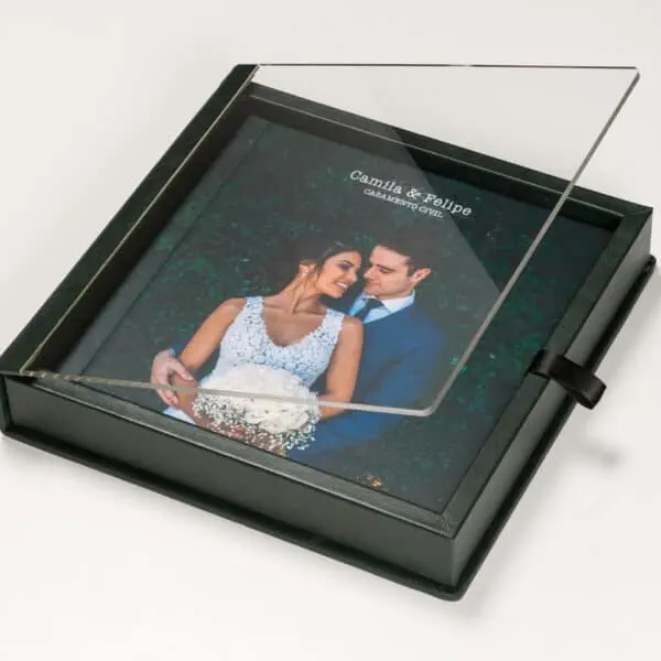 Caixa Acrílica Couro cAba Casal de casamento em moldura com foto personalizada e logotipo Fotoclub. Ideal para lembranças de bodas e eventos especiais.