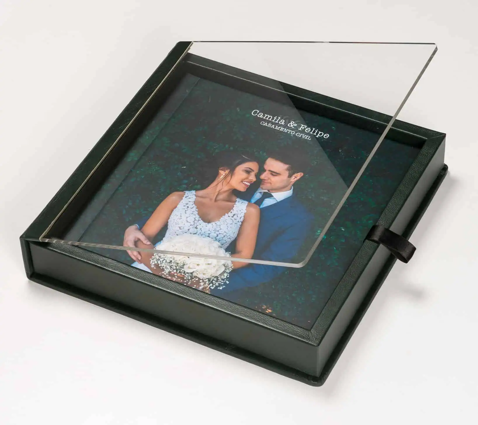 Casal de casamento em moldura com foto personalizada e logotipo Fotoclub. Ideal para lembranças de bodas e eventos especiais.